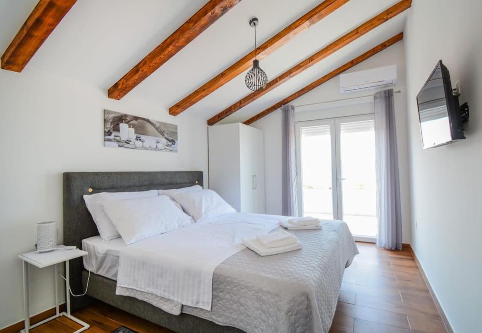 Villa With Amazing View And A Private Pool, Susnjar 1 Kruševo Kültér fotó